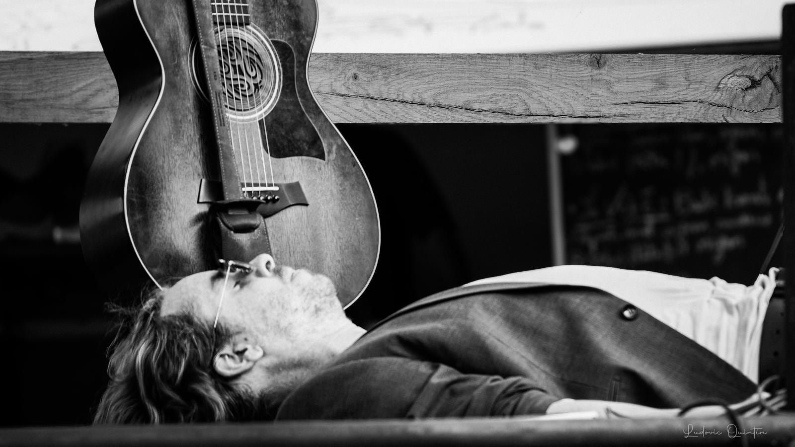 Antoine Hénaut avec sa guitare