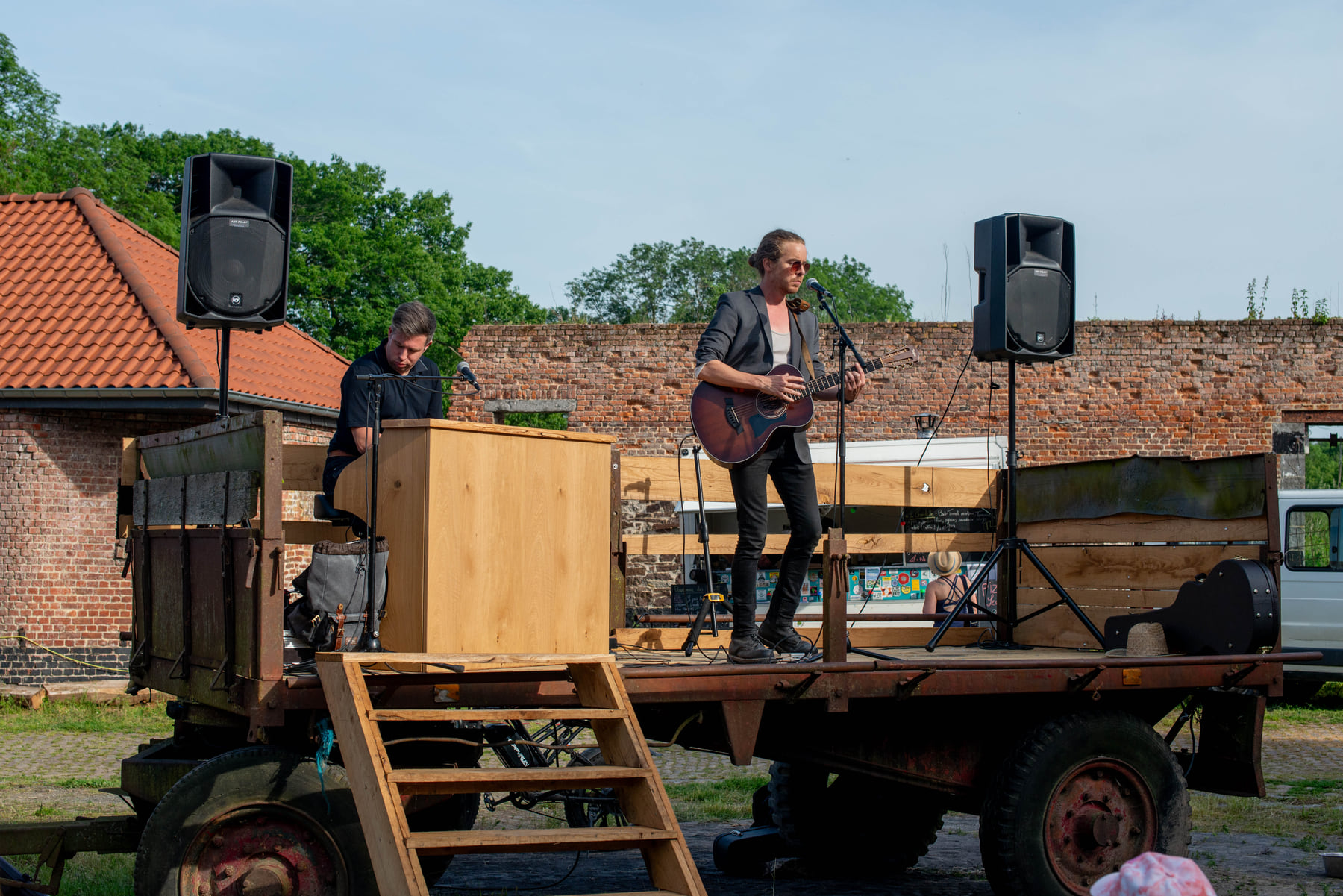 Le duo en concert sur une scène extérieure